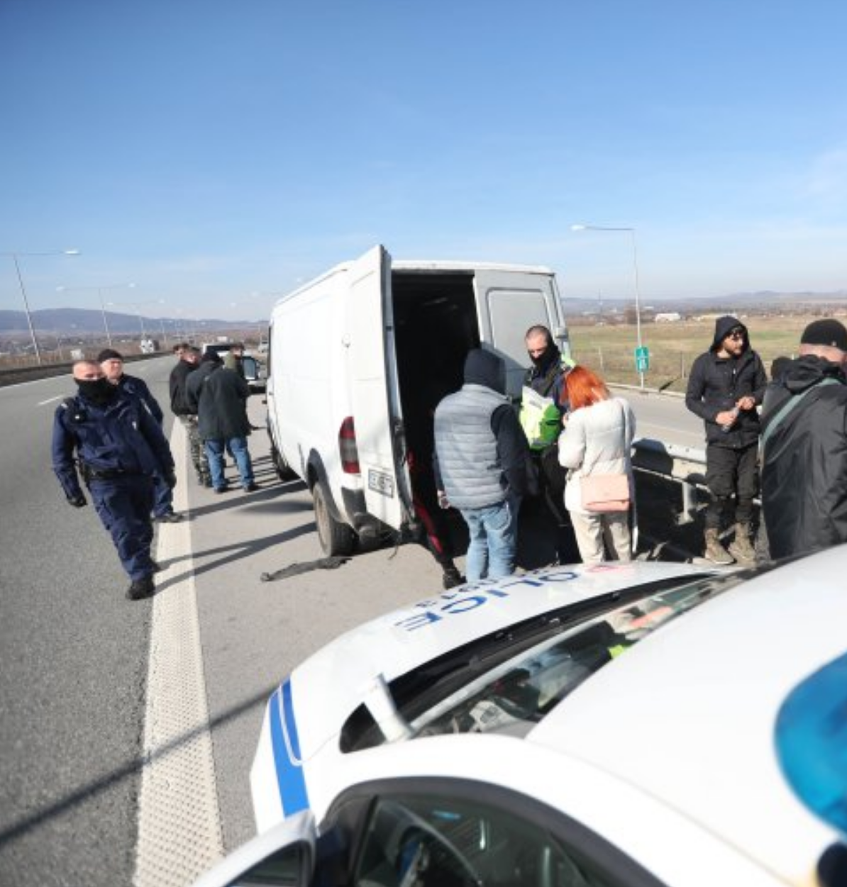 Полицаи спряха бус и останаха потресени от гледката