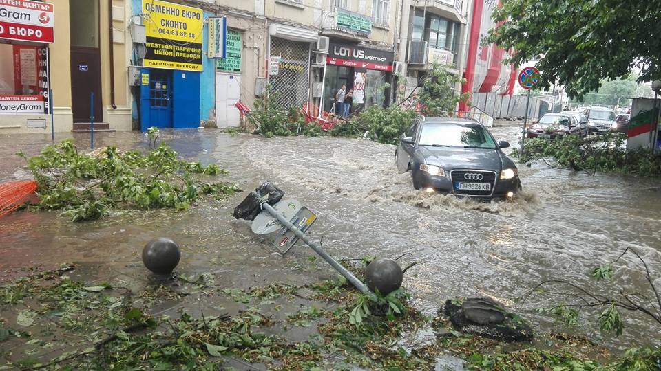Буря и градушки удариха Плевен и Враца - СНИМКИ/ВИДЕО - Flashnews
