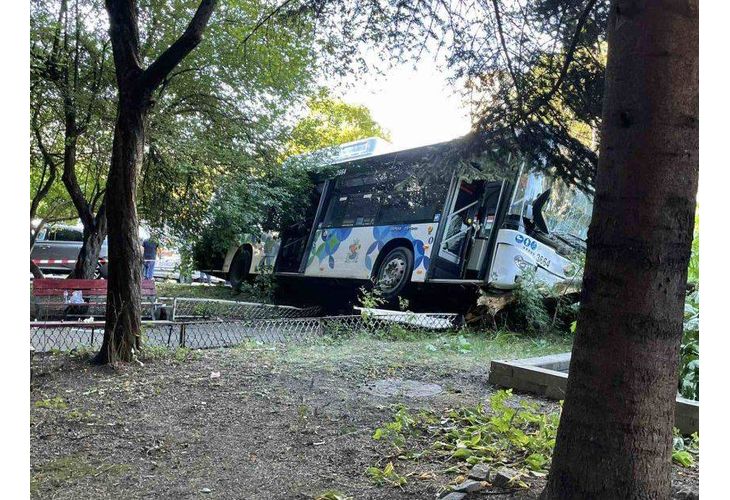 Извънредно! Автобус с варненска регистрация и с над 30 пътници катастрофира