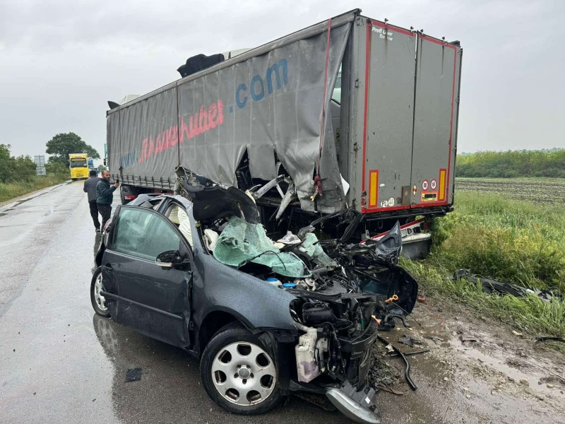 Извънредно! ТИР премаза лек автомобил между Бяла Слатина и Кнежа, трафикът е затруднен /снимки/