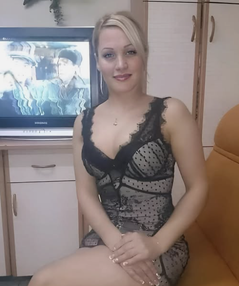 Една жена решава да покани съпруга си на среща, за да разпали отново огъня на любовта им.