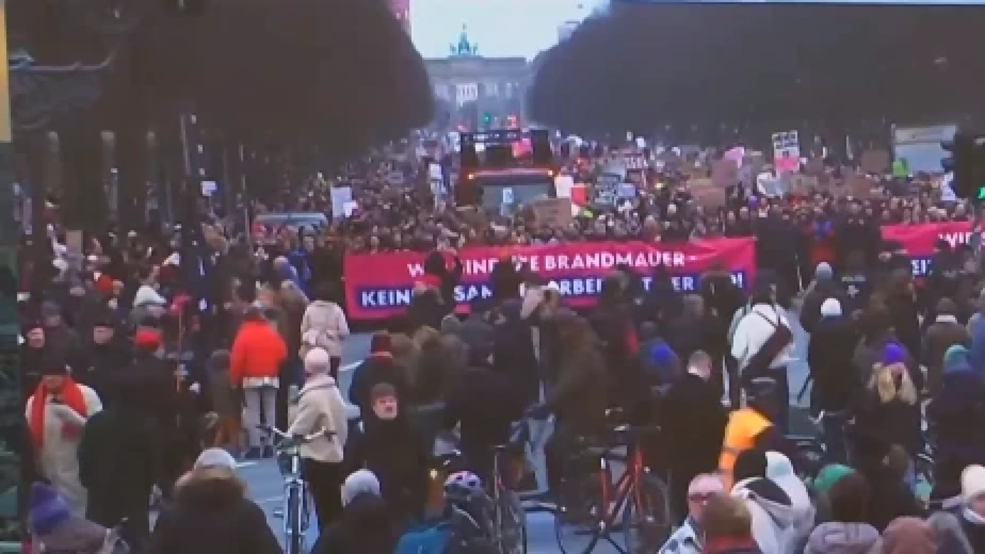И Германия пламва. В Берлин е страшно ВИДЕО