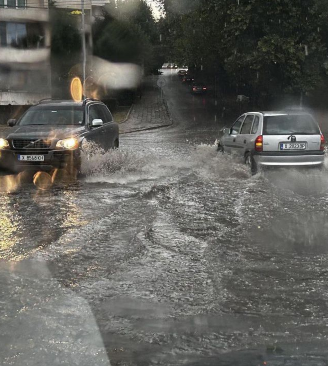 Извънредно! Много голяма буря помете този български град преди малко! /СНИМКИ