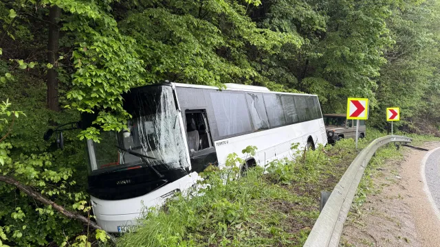 Извънредно: Тежка катастрофа с пътнически автобус, хвърчат полиция и линейки