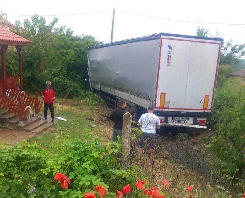 Извънредно! ТИР излетя от пътя и влезе в двора на къща във Видинско /снимка/