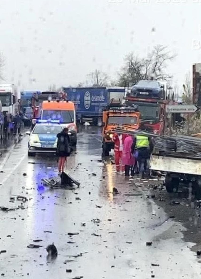 От последните минути: Тежка катастрофа между шест автомобила с много пострадали