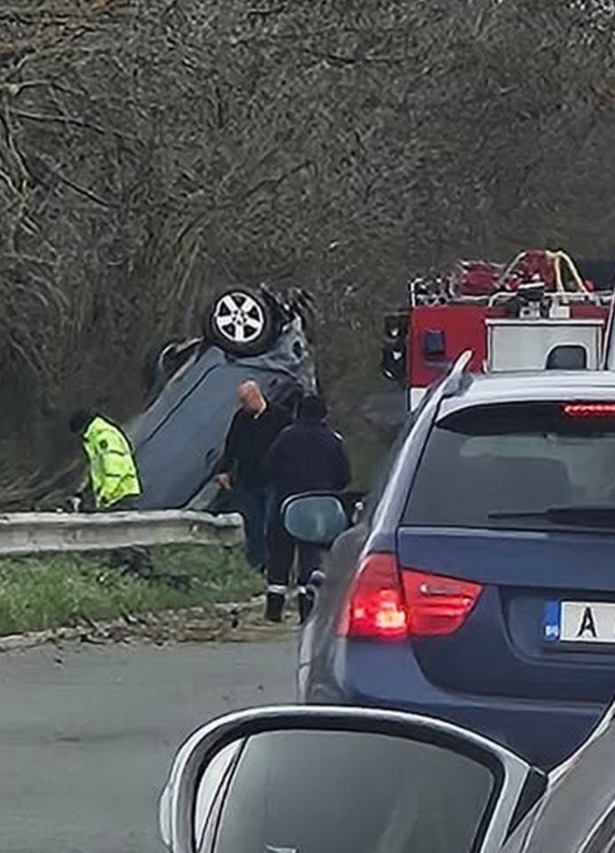 Извънредно! Брутална катастрофа край Средец, колата е обърната по таван