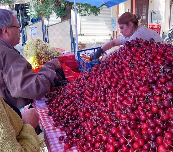 Череши и ягоди заляха Женския пазар, а цените са...