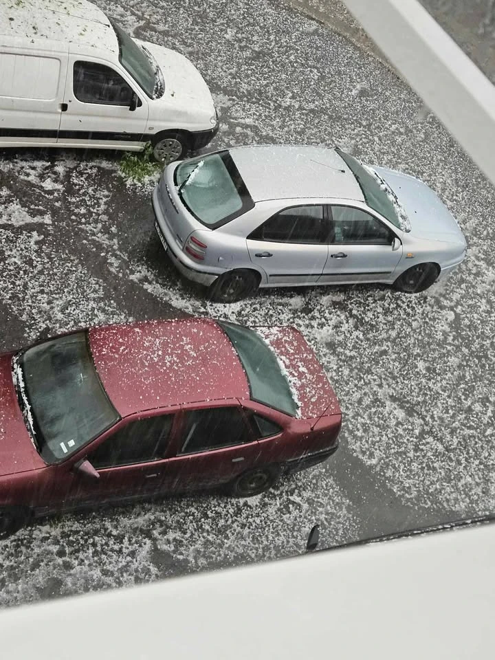 Всичко побеля, градушка като орех помля всичко в тази част от България