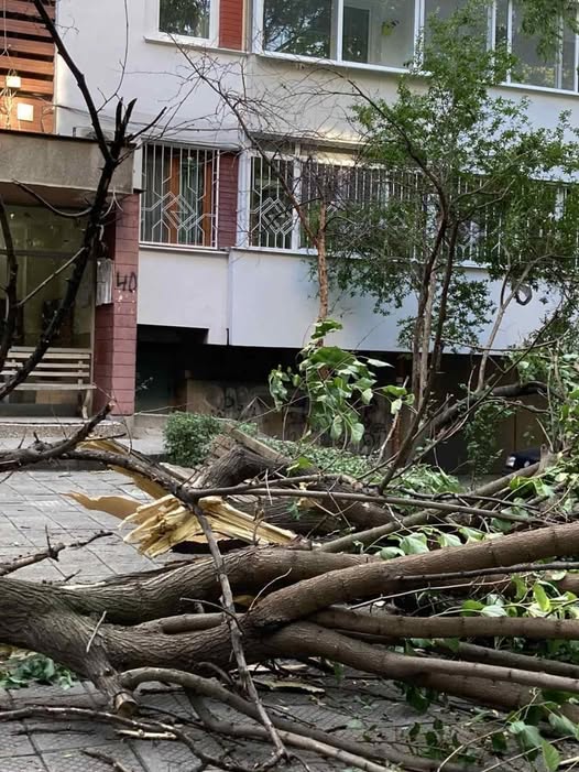 Започва се: Гръмотевична буря удря първо тези градове в България /СНИМКИ