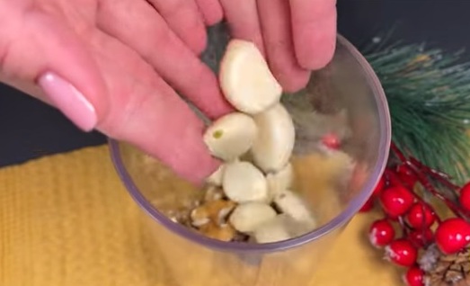 чесън и орехи