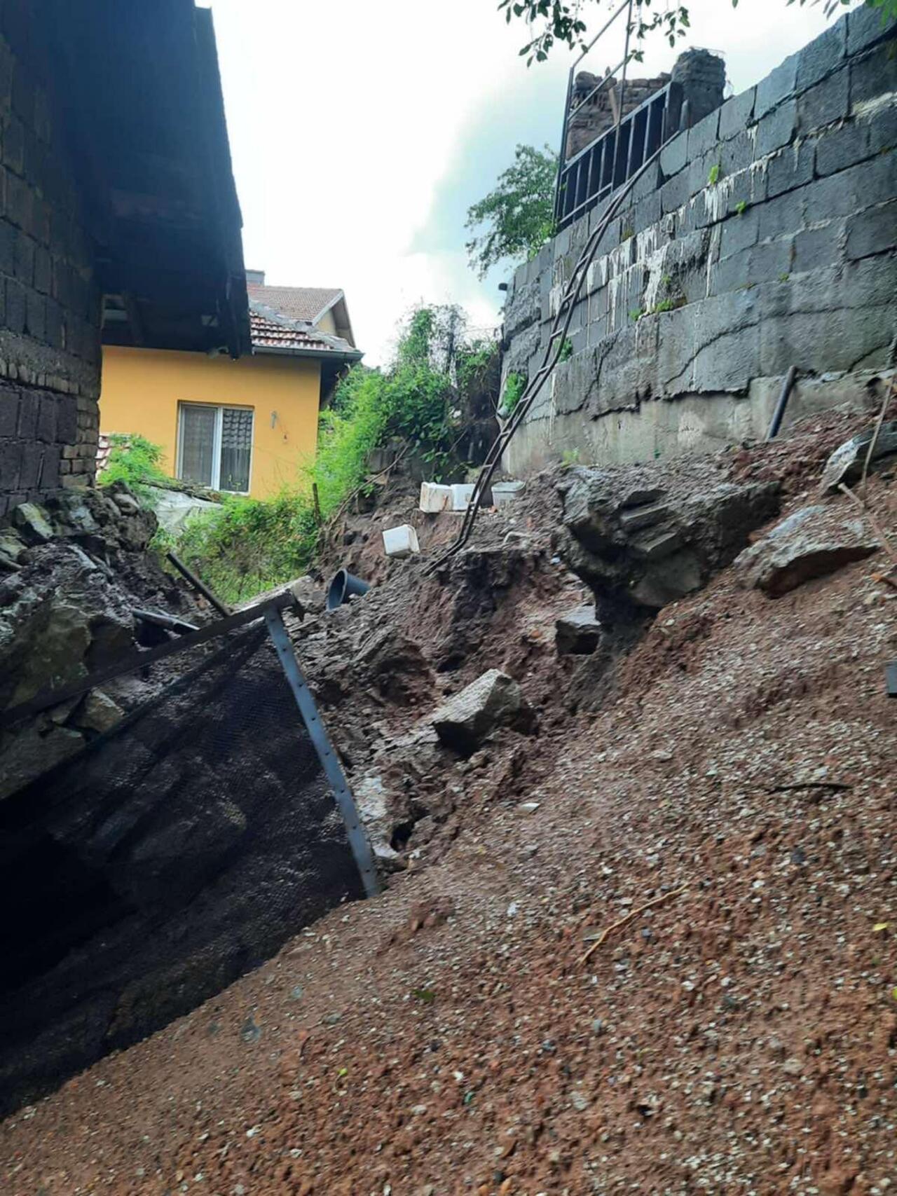 Бедствено положение в Перник: Срути се подпорна стена