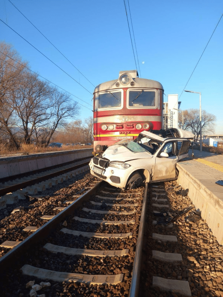 Извънредно! Адска катастрофа с влак и кола