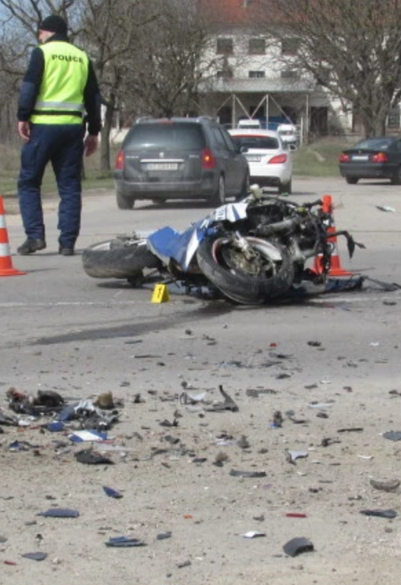 Извънредно! Адска катастрофа, моторист загина на място /снимки/