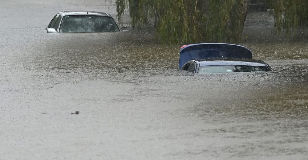 Бедствие в Румъния: Вода залива села, хора бягат в паника