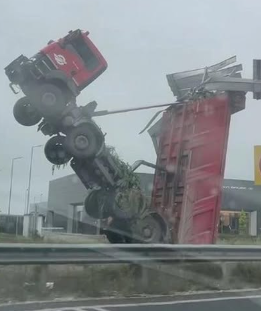 Поразяваща гледка в Пловдив: Камион във въздуха, почти перпендикулярно на пътя