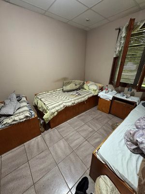 Така изглежда стаята в дома за възрастни хора в село Ягода. По прозорците няма дръжки. Снимка: Правосъдното министерство