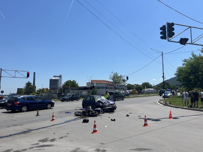 От последните минути! Жестока катастрофа с моторист на 'черно' кръстовище, линейка лети към болницата