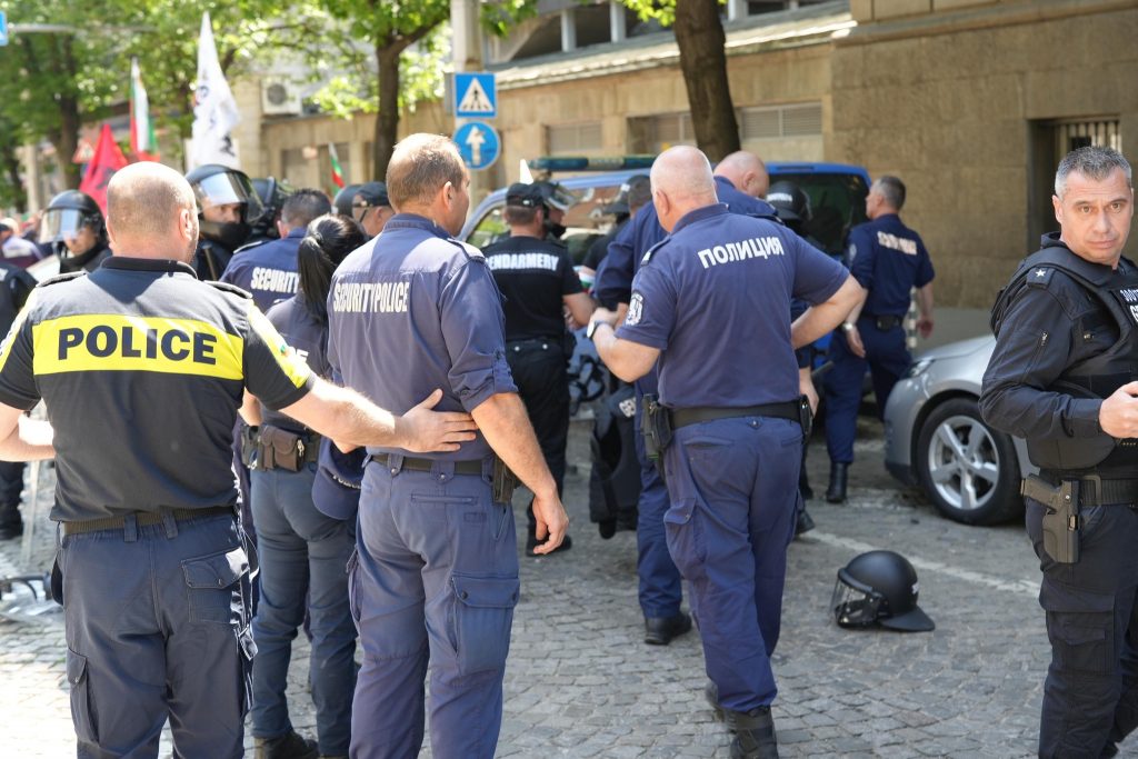 Извънредно! Драма на протеста срещу еврото. Пристигна линейка