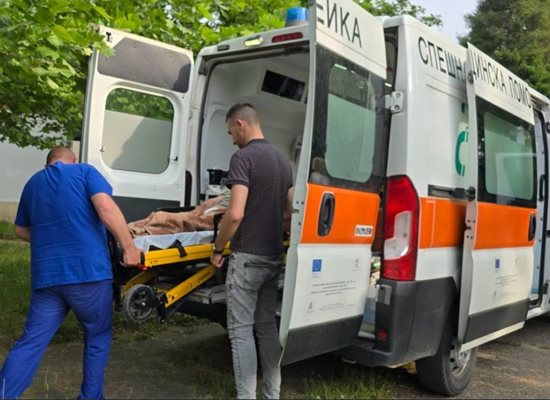 Линейка извежда обитател от дома за възрастни хора в село Ягода - общо 24 от възрастните хора са откарани в болници Снимка; Министерство на правосъдието
