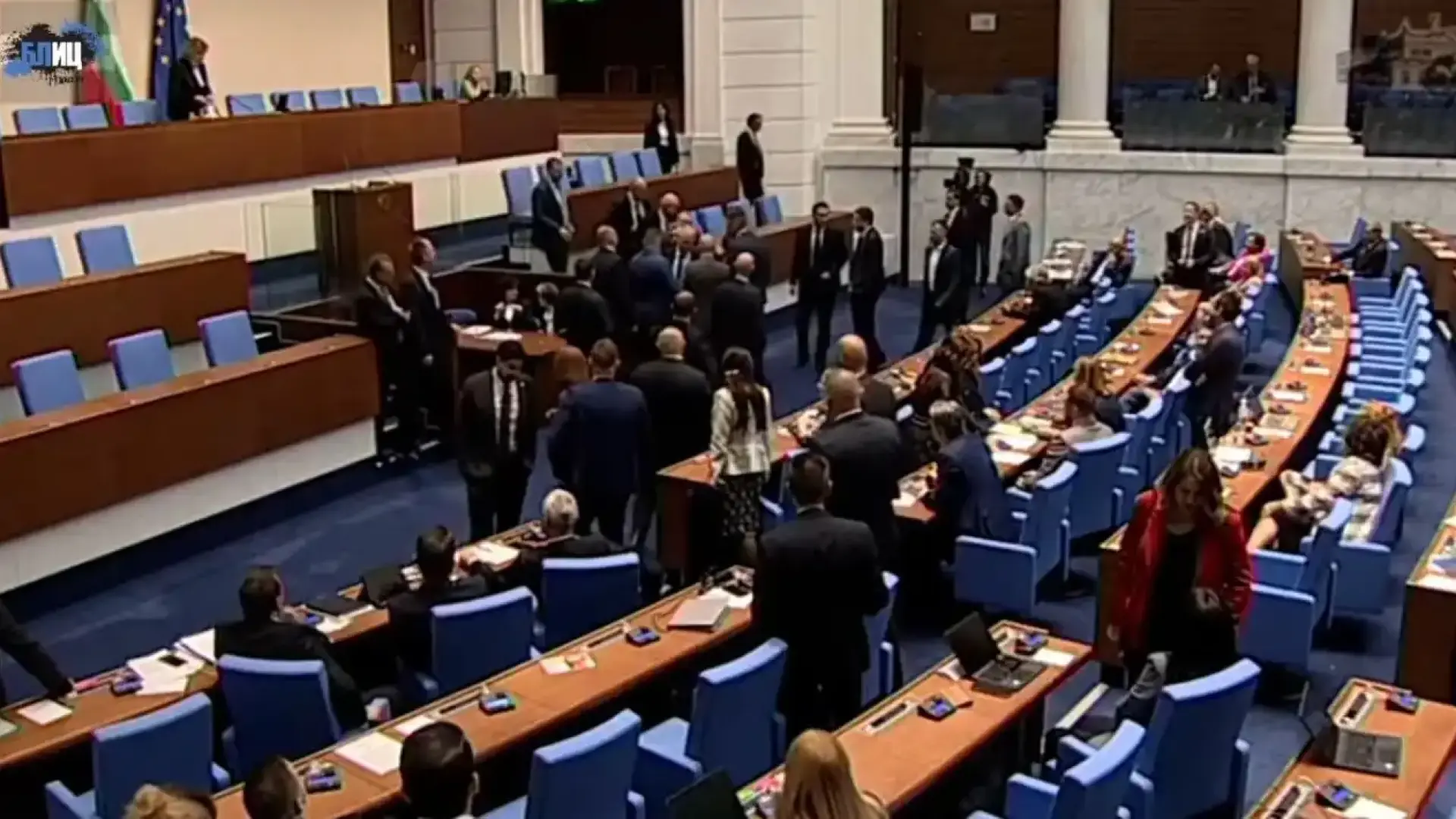 Извънредно: Бой в парламента