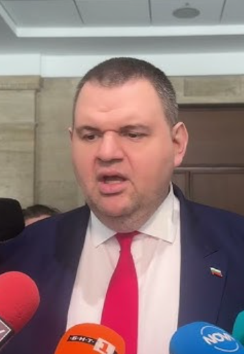Делян Пеевски нанесе неочакван удар с това, което показа СНИМКА