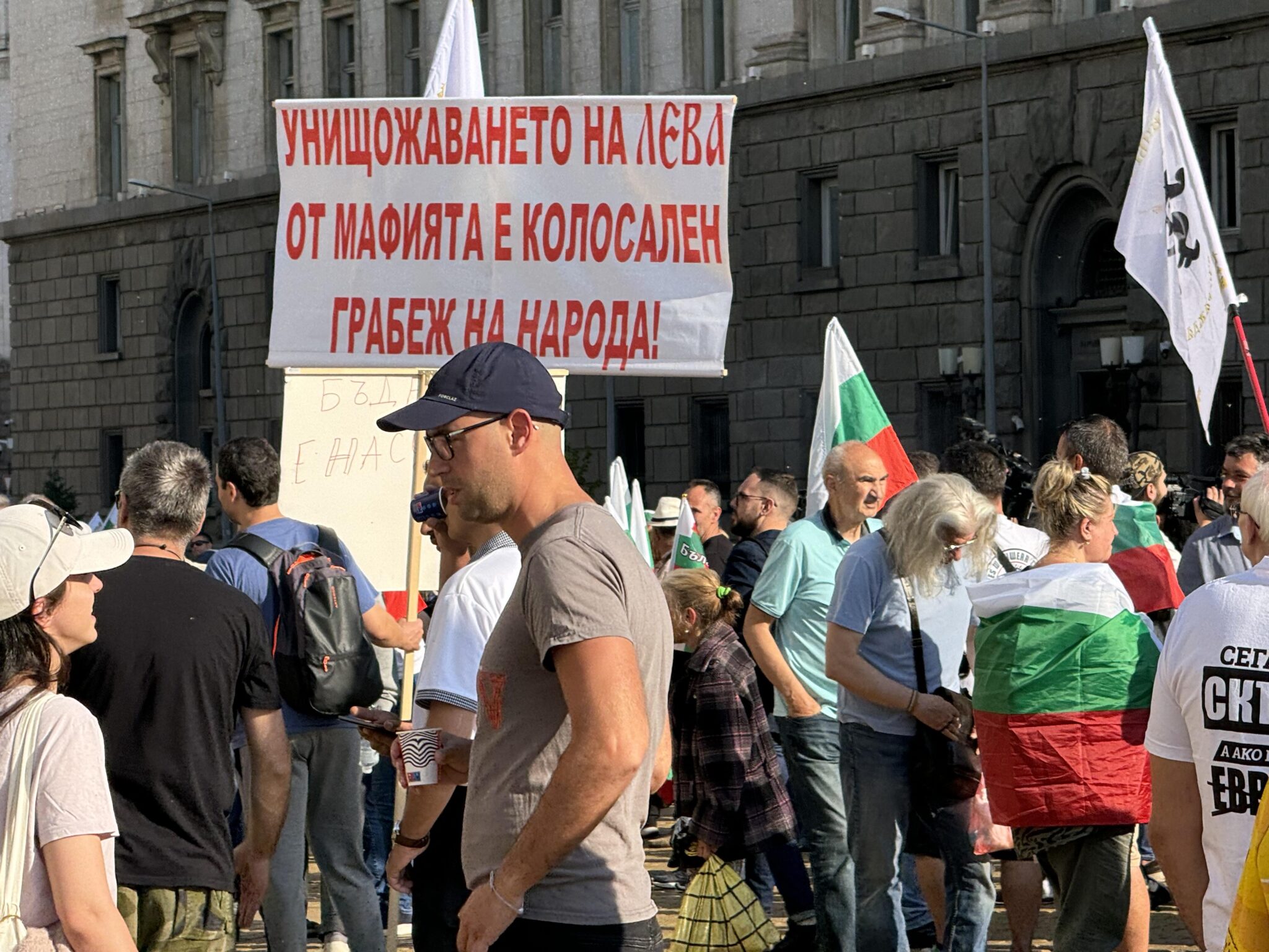 Извънредно! Опит за пробив към НС – жандармерия спира протестиращи