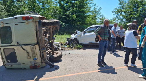 Извънредно! Челна катастрофа между бус и джип затвори път в Монтанско, има..