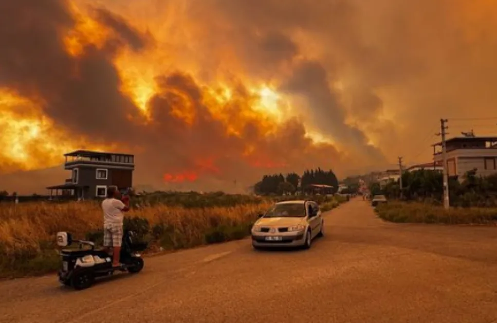 Над хиляда пожарникари се борят с горските пожари в Измир
