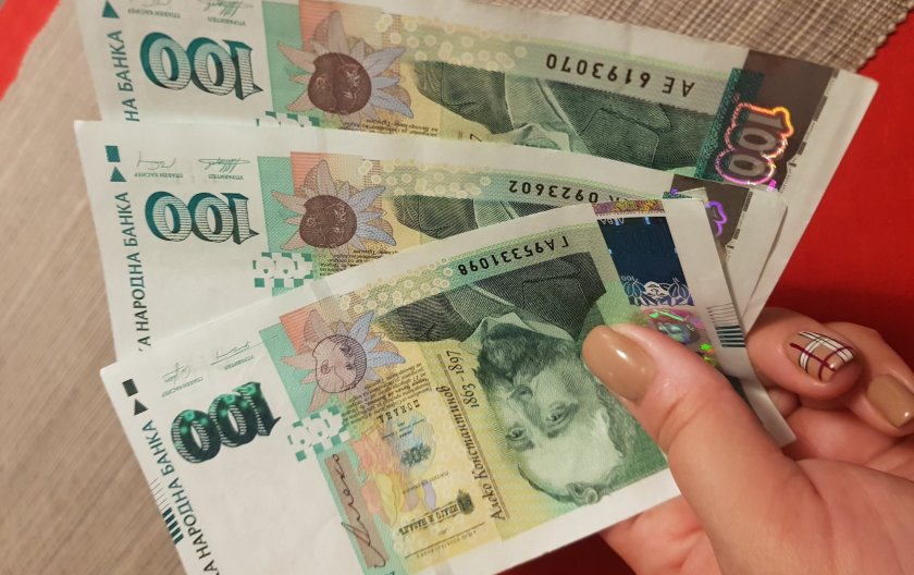 Раздават по 300 лева на хиляди родители