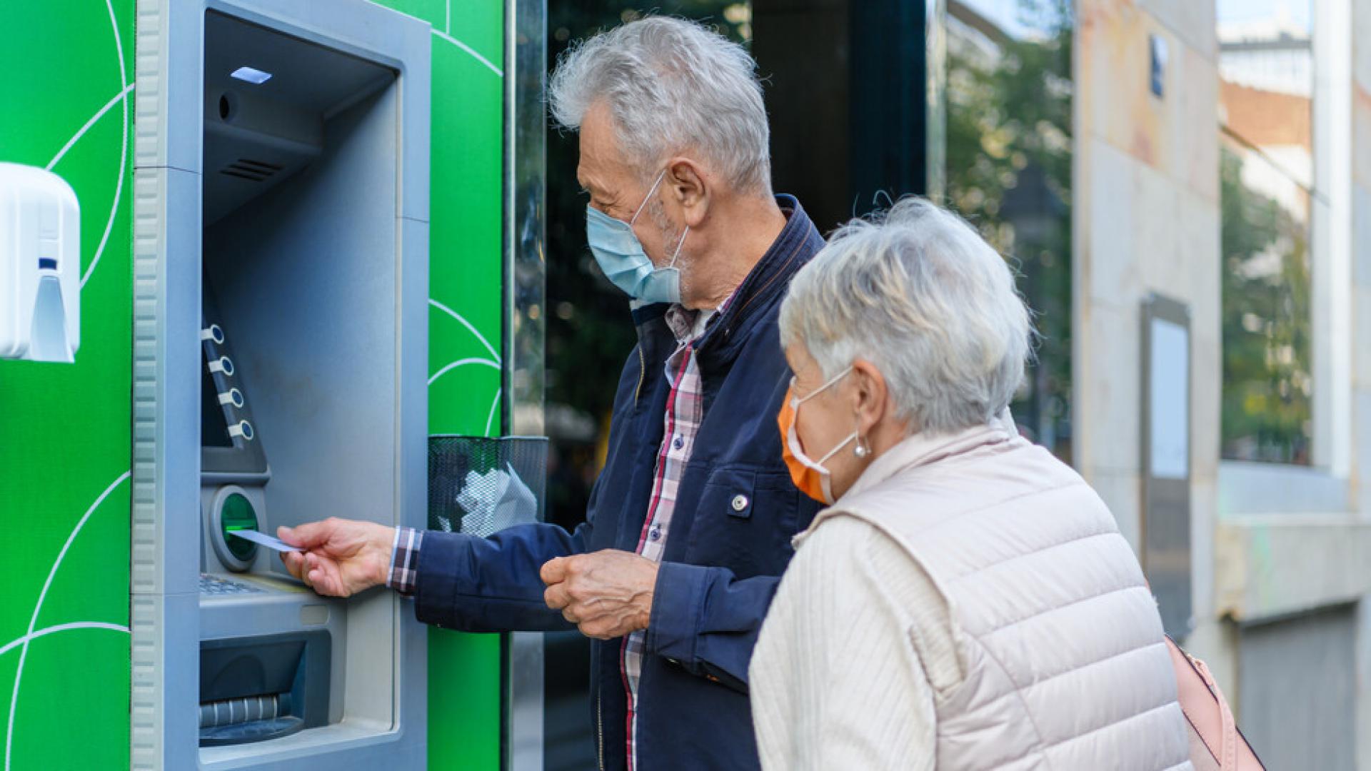 Притеснителни новини за пенсионерите, под заплаха ли са парите им