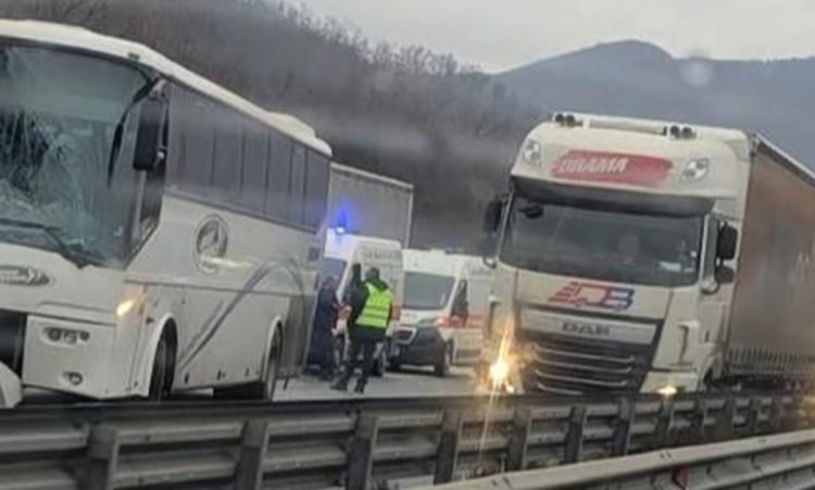 ИЗВЪНРЕДНО!: Адска катастрофа край Гурково между автобус и камион - 7 ранени, сред които дете