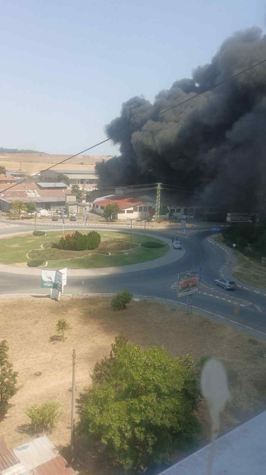Извънредно! Гори пластмасовият завод в Средец, половината град е обгазен - ВИДЕО