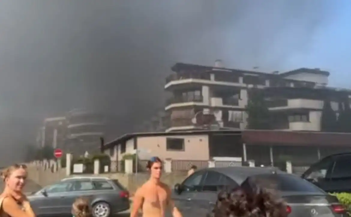 Извънредно! Пожар в Свети Влас - има взривове и евакуация Видео