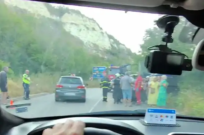 Извънредно: Автобус с туристи се обърна до Кранево Видео