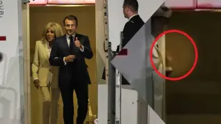 Пак цирк с Еманюел и Бриджит! Ръка се подаде от вратата на самолета и… Видео Пак цирк с Еманюел и Бриджит! Ръка се подаде от вратата на самолета и… Видео