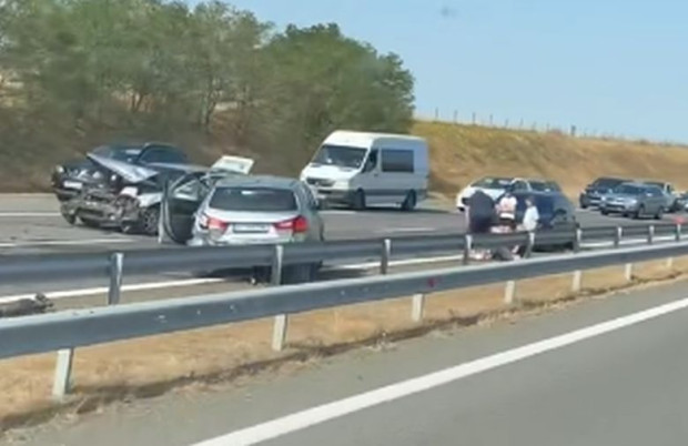 От последните минути! Верижна катастрофа спря движението на Тракия, линейка лети към мястото /снимки/