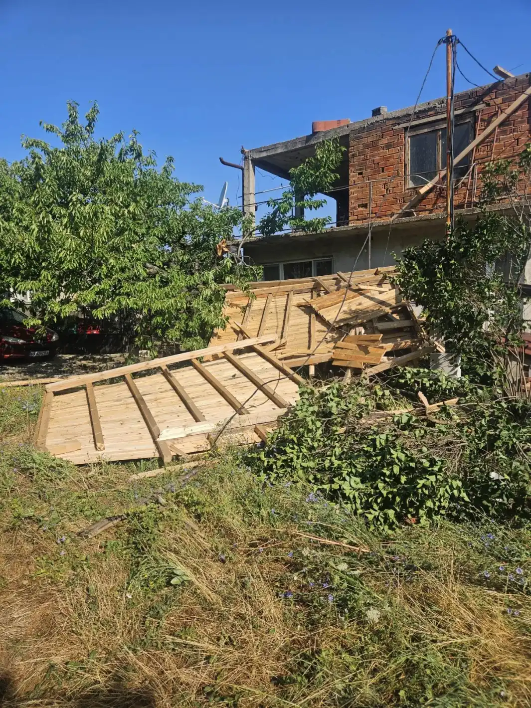 Страшен ураган порази родно село, отнесени са покриви - Видео и СНИМКИ