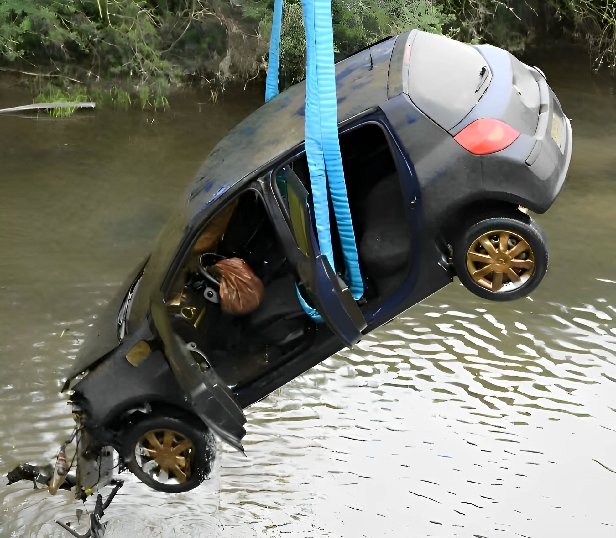 Открит е автомобилът на жена, която е изчезнала с дъщеря си преди 23 години. Ето какво откриха.
