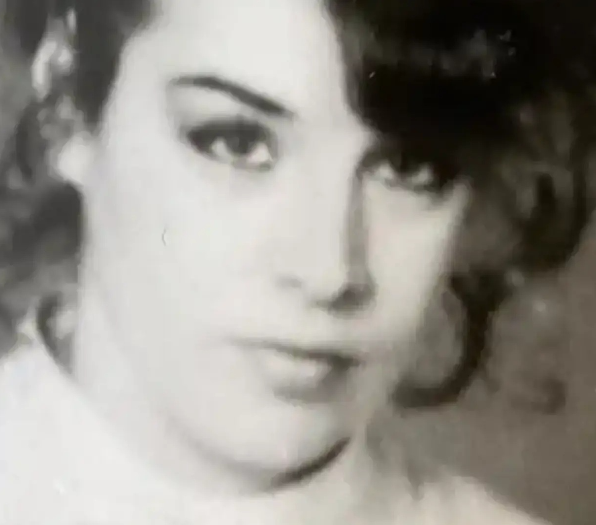 Дойде в София от затънтено село без пукнат лев в джоба и стана голяма звезда! Познахте ли я?