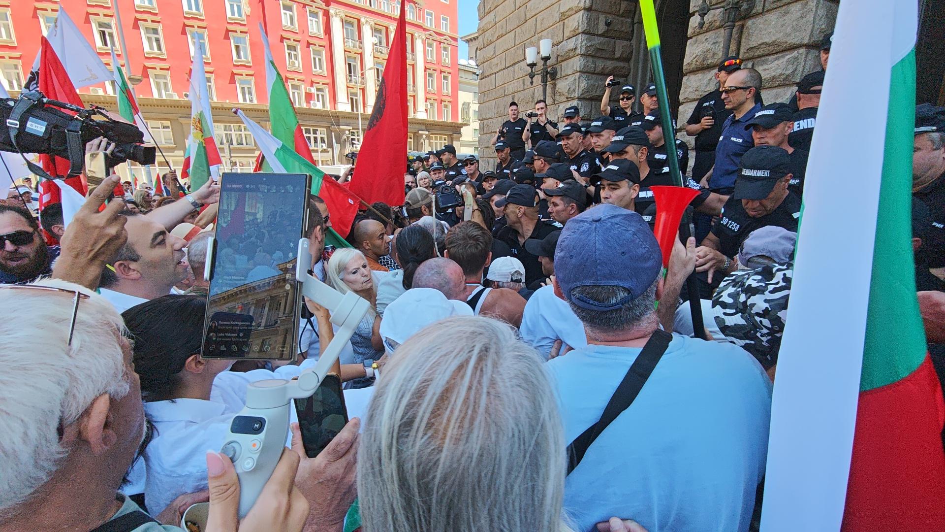 ЕСКАЛАЦИЯ на протеста за еврото: Паднал полицай, разкъсани униформи, домати