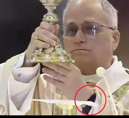 Какво има на ръката си новият папа ? Хората не можеха да повярват на очите си