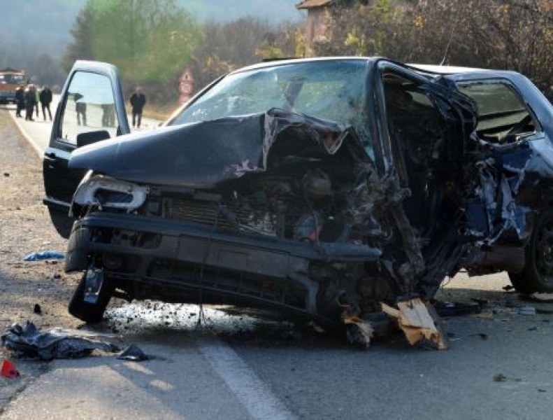 ИЗВЪНРЕДНО: Страшна катастрофа току-що, жена загина