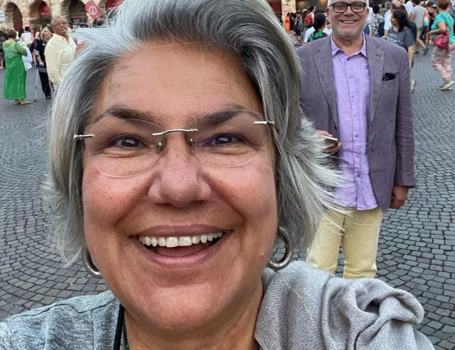 Марта Вачкова събра погледите на плажуващите по изрязаН розов банскИ (Снимки):