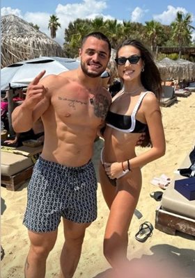 Атрактивни мацки налазват щангиста на плажа