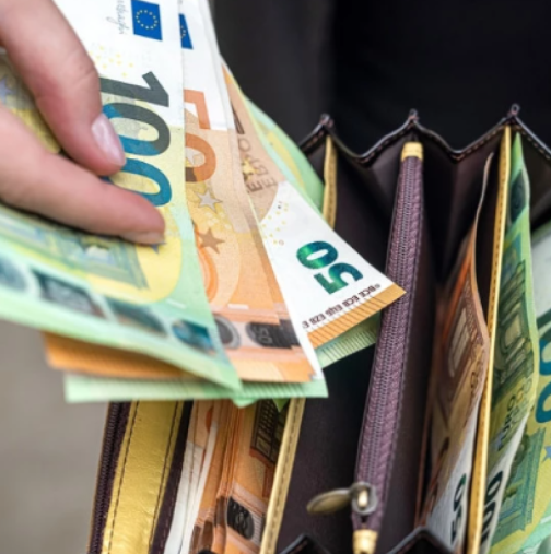 Планина от пари пристига за 3 зодии: До края на август някои ще с добра работа, а други внезапно ще получат много пари!