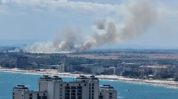 Извънредно: Голям пожар пламна до аквапарка в Несебър Видео