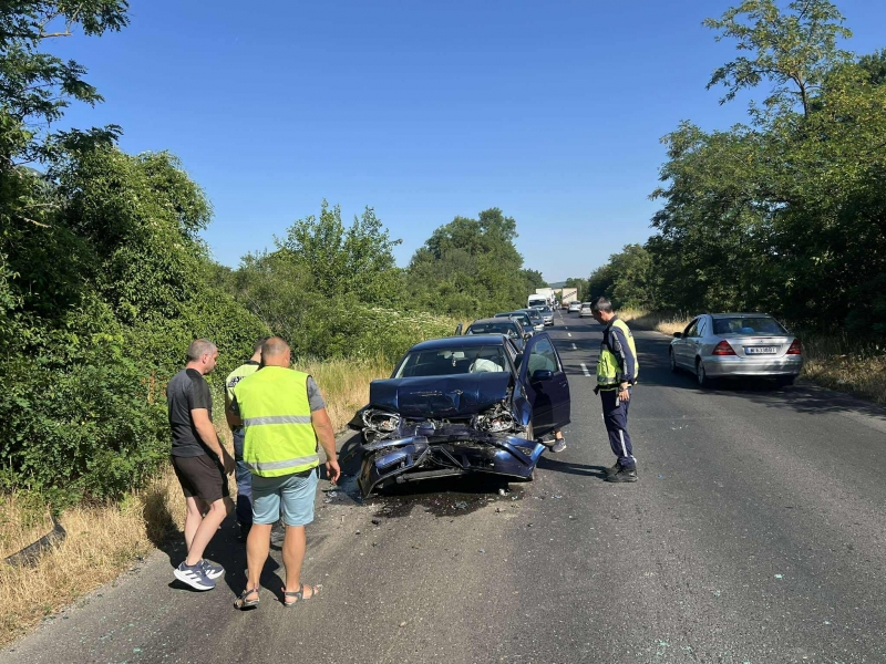 От последните минути! Тежка катастрофа, линейка лети към мястото