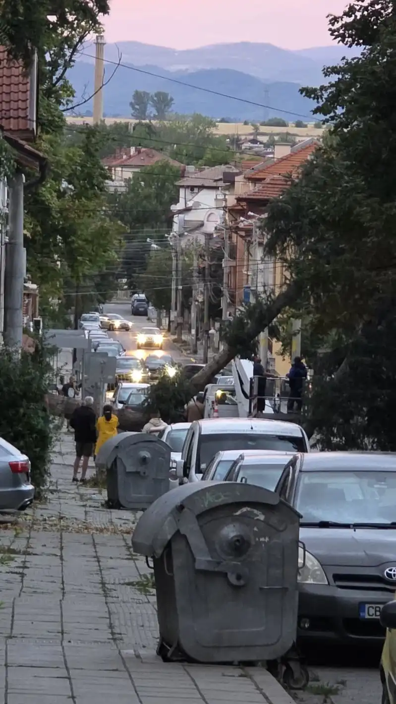 За минути всичко замина: Буря удари това място в България, насочи се към..