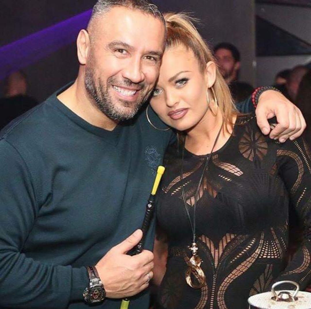 ПРЕКРАСНА! Яна на Петко събра всички погледи по бански на плажа с новата си придобивка